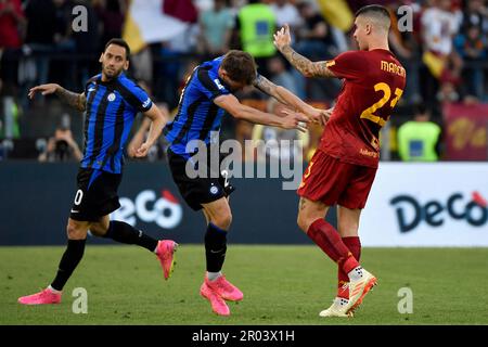 Rome, Italie. 06th mai 2023. Hakan Calhanoglu, Nicolo Barella du FC Internazionale et Gianluca Mancini de AS Roma pendant la série Un match de football entre AS Roma et FC Internazionale au stade Olimpico à Rome (Italie), 6 mai 2023. Credit: Insidefoto di andrea staccioli/Alamy Live News Banque D'Images