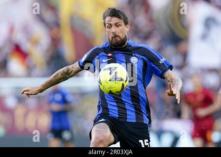 Rome, Italie. 06th mai 2023. Francesco Acerbi, du FC Internazionale, regarde pendant la série Un match entre Roma et Inter Milan au Stadio Olimpico, Rome, Italie, le 6 mai 2023. Credit: Giuseppe Maffia/Alay Live News Banque D'Images