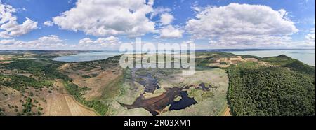 Vue sur le lac Balaton en Hongrie. Au premier plan se trouve le lac intérieur. Ciel nuageux. Banque D'Images