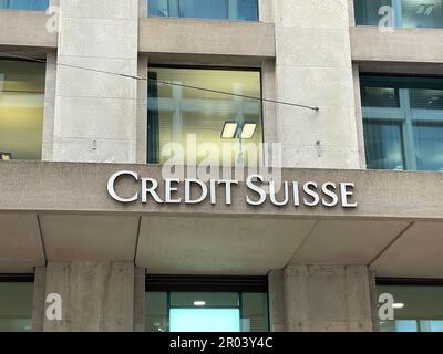 Genève, Suisse - 12 janvier 2023 : bureau bancaire du Credit Suisse à Genève. Credit Suisse Group AG est une banque d'investissement mondiale et une société de services financiers Banque D'Images