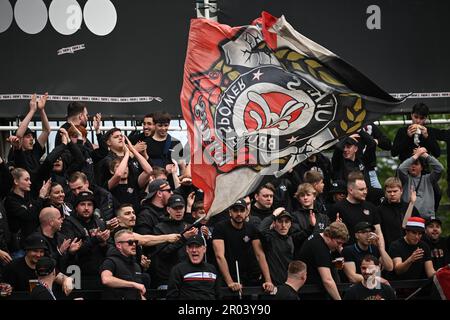 Roeselare, Belgique. 06th mai 2023. Les supporters de Rwdm photographiés lors d'un match de football entre le Club NXT (Club Brugge U23) et le RWD Molenbeek, samedi 06 mai 2023 à Roeselare, le 9 (sur 10) des matchs de promotion de la 2022-2023 'Challenger Pro League' 1B deuxième division du championnat belge. PHOTO DE BELGA DAVID STOCKMAN crédit: Belga News Agency/Alay Live News Banque D'Images
