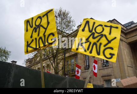 Londres, Royaume-Uni. 06th mai 2023. Les manifestants tiennent des écriteaux « pas mon roi » pendant la manifestation. Les anti-monarchistes ont manifesté à Trafalgar Square pendant le couronnement du roi Charles III, appelant à l'abolition de la monarchie au Royaume-Uni. (Photo de Vuk Valcic/SOPA Images/Sipa USA) crédit: SIPA USA/Alay Live News Banque D'Images