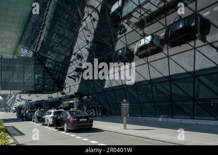 Cracovie, PL - 22 avril 2023 : aéroport international Jean-Paul II de Cracovie. Réflexions sur les fenêtres en verre. Éditorial Banque D'Images