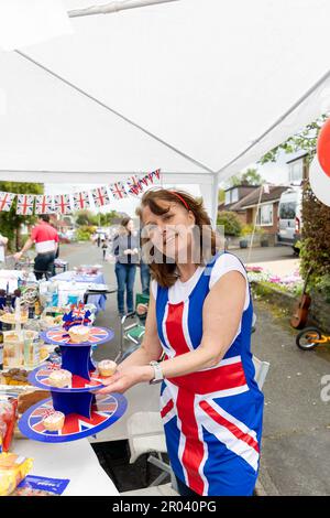 Grappenhall Heys, Warrington, Cheshire, Royaume-Uni. 6th mai 2023. ROYAUME-UNI. Malgré l'ouverture des cieux et un déluge au moment de la prime, les routes dans tout le pays fermé pour célébrer le couronnement du roi Charles III en ayant des fêtes de rue avec de la nourriture, des gâteaux et de l'alcool disponibles crédit: John Hopkins / Alay Live News Banque D'Images