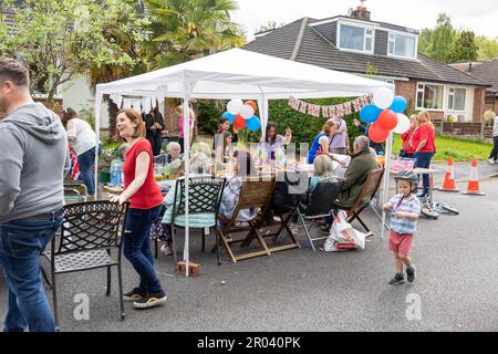 Grappenhall Heys, Warrington, Cheshire, Royaume-Uni. 6th mai 2023. ROYAUME-UNI. Malgré l'ouverture des cieux et un déversage au premier moment, les routes dans tout le pays ont fermé pour célébrer le couronnement du roi Charles III en ayant des fêtes de rue. Crédit : John Hopkins/Alay Live News Banque D'Images