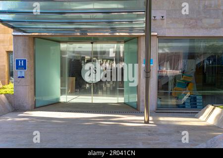 Portocolom, Espagne; avril 23 2023: Entrée principale d'un hôtel fermé de la société JS Hotels, dans la ville de Portocolom, Espagne Banque D'Images