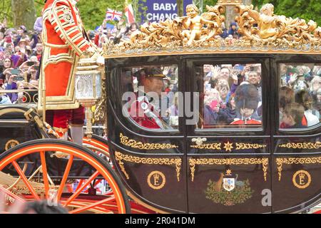 Westminster, Londres, Royaume-Uni. 6th mai 2023. Westminster, Londres, Royaume-Uni 6th mai 2023 Junior 'Royals' descendre le Mall après le couronnement de HRH King Charles lll et Queen Camilla, dans leurs entraîneurs d'État précédés par HM Forces en pleine régalia militaire, Regardé par des milliers de Royalistes sur le MalléÉ ici le Prince William et son fils George regarder hors de la foule énorme assemblée sur le crédit Mall: Motofoto / Alamy Live News Banque D'Images