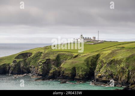 Vue depuis le South West Coast Path of the Lizard Lighthouse à Cornwall, Angleterre, Royaume-Uni Banque D'Images