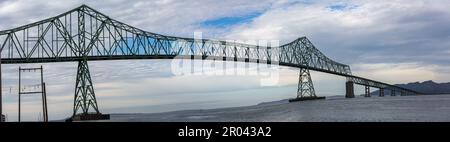 Astoria, Oregon, Etats-Unis - 23 novembre 2022 : vues sur le pont Astoria-Megler au-dessus du fleuve Columbia reliant Astoria Oregon à Ilwaco Washington. Banque D'Images