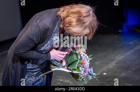 Schwerin, Allemagne. 06th mai 2023. L'actrice Corinna Harfouch s'est arquée à la fin du Festival d'art cinématographique Mecklembourg-Poméranie-Occidentale 32nd après avoir reçu le prix honorifique, le « Golden Ox ». Harfouch est honorée pour sa contribution exceptionnelle au cinéma et à l'action en langue allemande. Credit: Jens Büttner/dpa/Alay Live News Banque D'Images