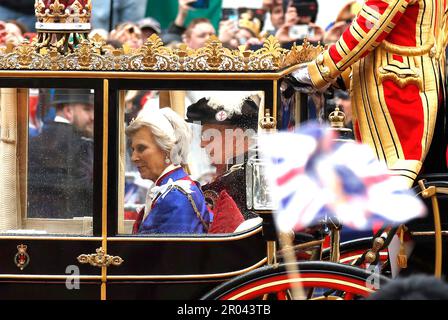 La princesse Anne se déplace en calèche à la suite du couronnement à l'abbaye de Westminster sur 6 mai 2023 à Londres, Angleterre, Royaume-Uni sur 6 mai des milliers de formes autour de la ligne du monde la route traditionnelle mais abrégée entre Buckingham place et l'abbaye de Westminster pendant le couronnement du roi Charles III et de la reine Camilla, Conformément à la tradition, les vêtements de sa Majesté seront dotés d'articles portés lors des couronnements précédents datant de 1821, la procession de Buckingham Palace à l'abbaye de Westminster comprendra l'autocar d'État du Jubilé de diamant et l'autocar d'État d'or en retour au Palace follow Banque D'Images