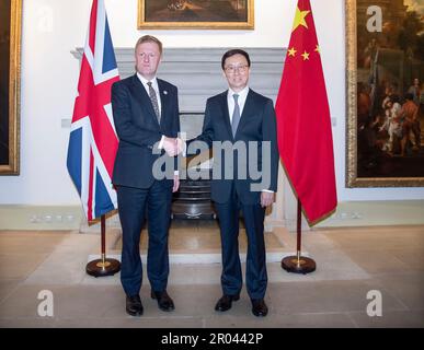 Londres, Royaume-Uni. 6th mai 2023. Le vice-président chinois Han Zheng, qui est également le représentant spécial du président chinois Xi Jinping, rencontre le vice-premier ministre britannique Oliver Dowden à Londres, en Grande-Bretagne. Han a assisté à la cérémonie de couronnement du roi Charles III du Royaume-Uni et aux activités connexes sur invitation de 5 mai à 6 mai. Crédit: Li Tao/Xinhua/Alay Live News Banque D'Images