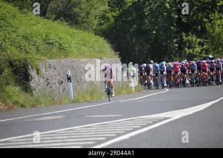 Tarrueza, Espagne, 06 mai 2023: Le cycliste de Bepink Mattilde Vittillo gagne quelques mètres devant le peloton pendant la phase 6th de la LaVuelta féminine par le Carrefour 2023 entre Castro-Urdiales et Laredo, sur 06 mai 2023, à Tarrueza, Espagne. Credit: Alberto Brevers / Alay Live News Banque D'Images