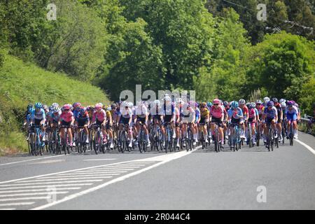 Tarrueza, Espagne, 06th mai 2023: Le peloton prenant la pleine largeur de la route pendant la phase 6th de la femme LaVuelta par Carrefour 2023 entre Castro-Urdiales et Laredo, sur 06 mai 2023, à Tarrueza, Espagne. Credit: Alberto Brevers / Alay Live News Banque D'Images