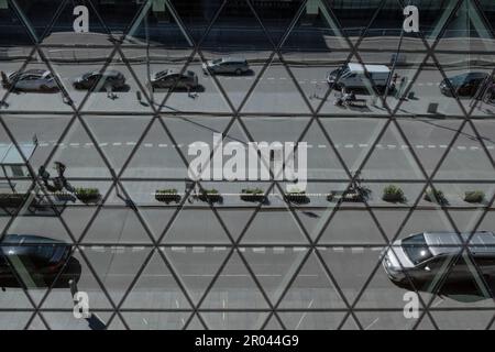 Cracovie, PL - 22 avril 2023 : aéroport international Jean-Paul II de Cracovie. Réflexions sur les fenêtres en verre. Éditorial Banque D'Images