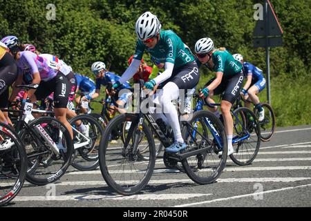 Tarrueza, Espagne, le 06th mai 2023 : cycliste de l’équipe féminine Farto-BTC, Mandana Dehghan, dans le peloton, au cours de la phase 6th de la LaVuelta féminine par Carrefour 2023 entre Castro-Urdiales et Laredo, sur 06 mai 2023 , à Tarrueza, Espagne. Credit: Alberto Brevers / Alay Live News Banque D'Images