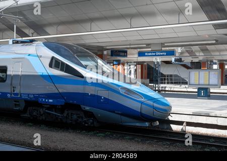 Cracovie, PL - 22 avril 2023 : gare principale de Cracovie avec train rapide sur plate-forme. Les transports publics en Europe. Éditorial Banque D'Images