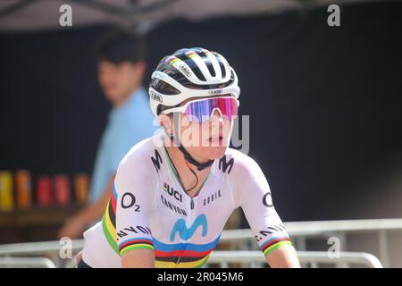 Laredo, Espagne, 06th mai 2023: Le cycliste de l'équipe Movistar Annemiek Van Vleuten attendant le résultat au cours de la phase 6th de LaVuelta féminin par Carrefour 2023 entre Castro-Urdiales et Laredo, sur 06 mai 2023, à Laredo, en Espagne. Credit: Alberto Brevers / Alay Live News Banque D'Images