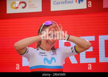 Laredo, Espagne, 06th mai 2023: Le cycliste de l'équipe Movistar Annemiek Van Vleuten fait une crise cardiaque sur le podium pendant la phase 6th de la LaVuelta féminine par Carrefour 2023 entre Castro-Urdiales et Laredo, sur 06 mai 2023, à Laredo, Espagne. Credit: Alberto Brevers / Alay Live News Banque D'Images