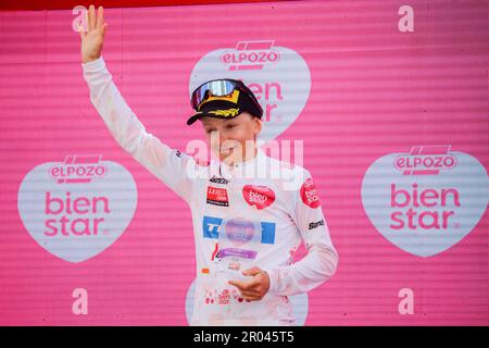 Laredo, Espagne, 06th mai 2023: Le cycliste Trek - Segafredo, Gaia Realini avec le maillot blanc de la classification des jeunes pendant la phase 6th de la LaVuelta féminine par Carrefour 2023 entre Castro-Urdiales et Laredo, sur 06 mai 2023, à Laredo, Espagne. Credit: Alberto Brevers / Alay Live News Banque D'Images