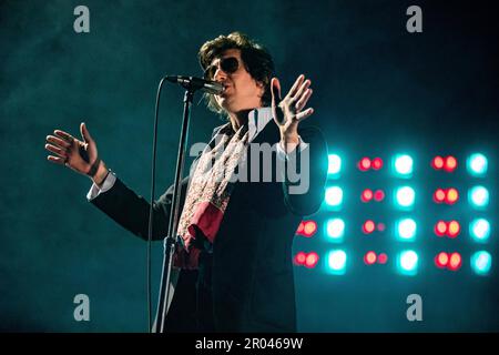 AMSTERDAM – le chanteur et guitariste Alex Turner du groupe rock Arctic Monkeys lors d'un concert au Ziggo Dome. La formation britannique donne deux représentations dans la salle de concert d'Amsterdam. ANP PAUL BERGEN pays-bas - belgique Banque D'Images
