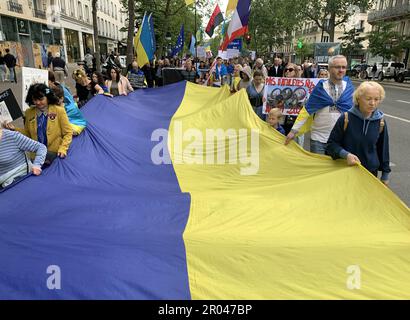 Paris, France. 06th mai 2023. Les manifestants brandisquent des drapeaux ukrainiens lors d'un rassemblement pour protester contre l'invasion de l'Ukraine par la Russie, samedi, 6 mai 2023 à Paris. Les Ukrainiens qui vivent en France se rendent régulièrement dans les rues pour rejoindre les rassemblements anti-guerre qui se propagent dans le monde entier alors que les troupes russes pressaient vers la capitale de l'Ukraine. Photo de Maya Vidon-White/UPI . Crédit : UPI/Alay Live News Banque D'Images