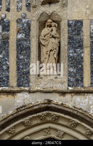 Porche avant du 15th siècle, avec plus tard ajouts de statues de la Vierge Marie, St Pierre & St Paul à l'église St Pierre & St Paul, Bardwell, Suffolk Banque D'Images