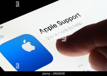 Application d'assistance Apple vue sur l'App Store sur l'écran de l'ipad et doigt flou pointant vers elle. Mise au point sélective. Stafford, Royaume-Uni, 6 mai 2023 Banque D'Images