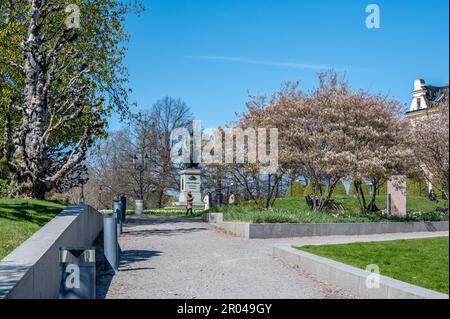 Carl Johans Park avec la statue du roi Karl Johan XIV lors d'une journée de printemps ensoleillée en avril 2023 à Norrkoping, en Suède. Banque D'Images