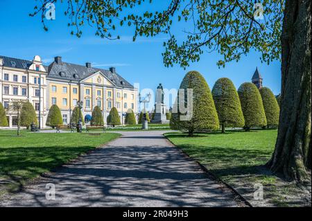 Carl Johans Park avec la statue du roi Karl Johan XIV lors d'une journée de printemps ensoleillée en avril 2023 à Norrkoping, en Suède. Banque D'Images