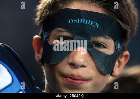 Udine, Italie, 4th mai 2023. Un jeune fan de SSC Napoli portant un Victor Osimhen du masque de SSC Napoli pendant le match de la série A à Dacia Arena, Udine. Le crédit photo devrait se lire: Jonathan Moscrop / Sportimage Banque D'Images