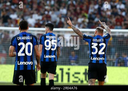 Rome, Italie. 06th mai 2023. Federico DiMarco, à droite, du FC Internazionale, célèbre après avoir marqué lors de la série Un match de football entre Roma et FC Internazionale au stade olympique de Rome, Rome, Italie, 6 mai 2023. FC Internazionale défait Roma 2-0. Crédit: Riccardo de Luca - mise à jour des images/Alamy Live News Banque D'Images