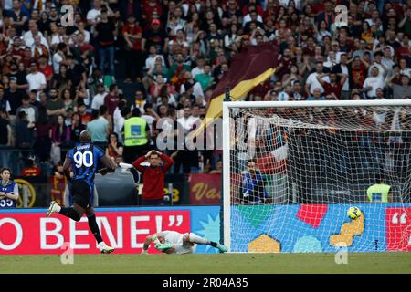 Rome, Italie. 06th mai 2023. Romelu Lukaku, à gauche, du FC Internazionale, a disputés lors du match de football entre Roma et FC Internazionale au stade olympique de Rome, Rome, Italie, 6 mai 2023. FC Internazionale défait Roma 2-0. Crédit: Riccardo de Luca - mise à jour des images/Alamy Live News Banque D'Images