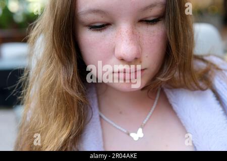 jeune femme adolescente fille dans les mains avec le téléphone utilise smartphone internet ville en ligne annonce nourriture commander gros plan visage sensibilité lumière soleil arrière-plan rayons Banque D'Images