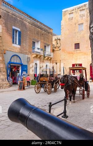 Vue sur la vieille rue Mdina avec un balcon ouvert de style maltais traditionnel, ville de Mdina - ancienne capitale de Malte Banque D'Images