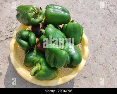 Légumes verts au poivron dans un panier, paprika, poivron Banque D'Images
