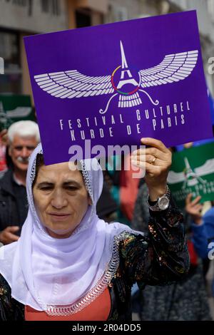 Un fichier en costumes traditionels était organisé pour supprimer cette semaine du festival culturel kurde Paris dans le 10ème arrondissement Banque D'Images