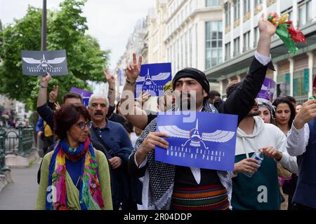 Un fichier en costumes traditionels était organisé pour supprimer cette semaine du festival culturel kurde Paris dans le 10ème arrondissement Banque D'Images