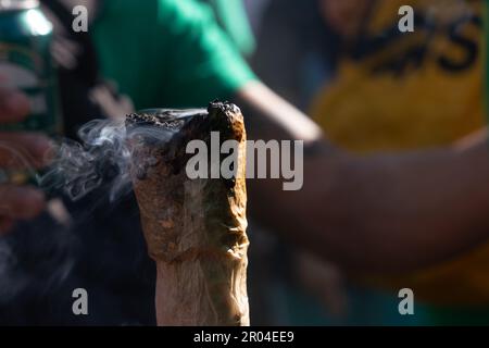 Madrid, Espagne. 06th mai 2023. Un homme tient un grand joint pendant la marche. Des centaines d'activistes pro-cannabis manifestent à Puerto del sol, dans le centre-ville de Madrid, pour exiger une loi pour légaliser le cannabis avec une utilisation médicinale et récréative. (Photo de Guillermo Gutierrez/SOPA Images/Sipa USA) crédit: SIPA USA/Alay Live News Banque D'Images