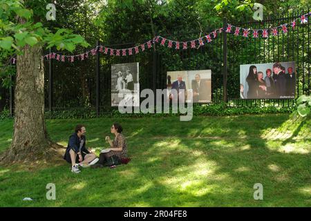 Washington DC, États-Unis. 6 mai 2023. Les gens pique-niquent devant l'ambassade britannique le jour du couronnement du roi Charles III. Credit: Philip Yabut/Alay Live News Banque D'Images