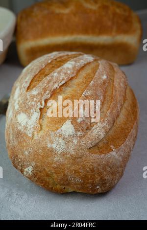 Savourez le goût du pain fraîchement cuit avec ce pain rustique blanc artisanal. Cuit à la perfection, le pain ovale est croustillant et croustillant Banque D'Images