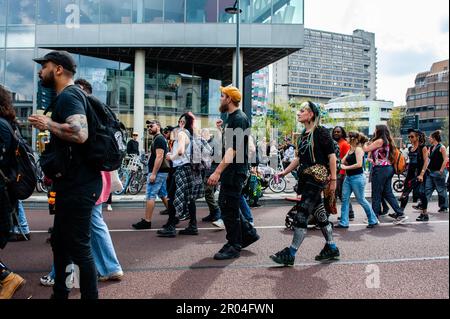 Des manifestants de différentes tribus urbaines sont vus danser et marcher derrière les camions pendant la manifestation. Dans la ville de plus en plus fréquentée d'Utrecht, il doit toujours y avoir une place pour les "bords fray" créatifs afin de promouvoir l'art et la culture indépendants. Avec cet appel à l'esprit, une rave démonstrative a été organisée dans le centre-ville. La parade à travers la ville, compté avec la présence d'environ quinze voitures de musique accompagnées de personnes dansant. L'organisation croit que la municipalité manque d'une vision permanente des sanctuaires culturels. Banque D'Images