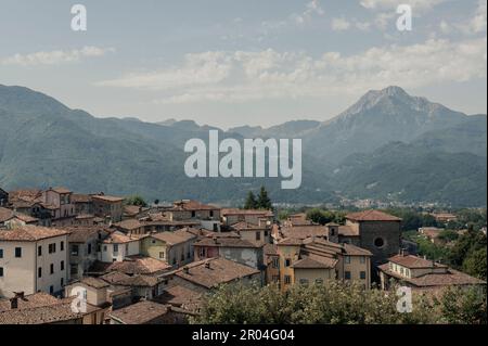 Castelnuovo di Garfagnana, Lucca, Toscane (Italie). Panorama des montagnes et des villages médiévaux Banque D'Images