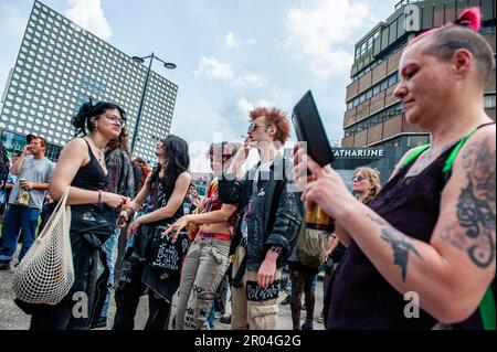 On voit des manifestants de différentes tribus urbaines attendre le début de la rave. Dans la ville de plus en plus fréquentée d'Utrecht, il doit toujours y avoir une place pour les "bords fray" créatifs afin de promouvoir l'art et la culture indépendants. Avec cet appel à l'esprit, une rave démonstrative a été organisée dans le centre-ville. La parade à travers la ville, compté avec la présence d'environ quinze voitures de musique accompagnées de personnes dansant. L'organisation croit que la municipalité manque d'une vision permanente des sanctuaires culturels. Banque D'Images