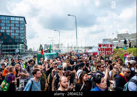 Des centaines de manifestants de différentes tribus urbaines sont vus danser derrière les camions pendant la manifestation. Dans la ville de plus en plus fréquentée d'Utrecht, il doit toujours y avoir une place pour les "bords fray" créatifs afin de promouvoir l'art et la culture indépendants. Avec cet appel à l'esprit, une rave démonstrative a été organisée dans le centre-ville. La parade à travers la ville, compté avec la présence d'environ quinze voitures de musique accompagnées de personnes dansant. L'organisation croit que la municipalité manque d'une vision permanente des sanctuaires culturels. Banque D'Images