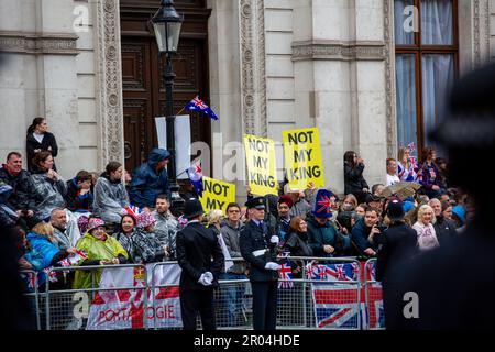 Londres, Royaume-Uni, 6th mai 2023, pas mon Roi bannières sur Whitehall pendant HM King Charles III procession de Coronation de l'abbaye de Westminster au Palais, Chrysoulla Kyprianou Rosling/Alamy Live News Banque D'Images