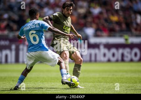 Milan, Italie. 6 mai 2023. Sandro Tonali d'AC Milan concurrence ou le ballon avec Marcos Antonio de SS Lazio pendant la série Un match de football entre AC Milan et SS Lazio. Credit: Nicolò Campo/Alay Live News Banque D'Images