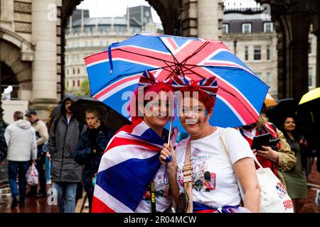 Londres, Royaume-Uni, 6th mai 2023, Union Jack a inspiré cheveux et robe - s'habiller pour le couronnement du roi Charles III, Chrysoulla Kyprianou Rosling/Alay Live News Banque D'Images