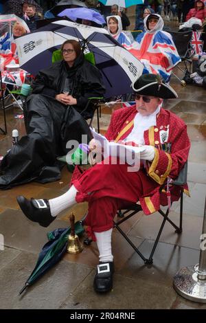 Célébrez le couronnement du roi Charles III devant le grand écran dans la pluie battante de la place du marché de Henley-on-Thames. Banque D'Images