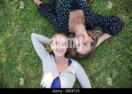 Photo aérienne de la mère et de la fille souriant ensemble. Banque D'Images